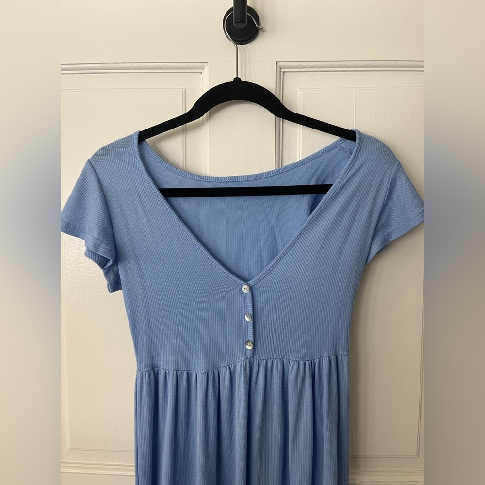 Blue maxi skirt
Short sleeve